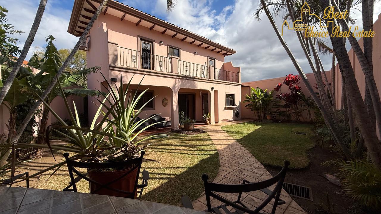 House for sale in Ciudad Cariari with 24/7 security